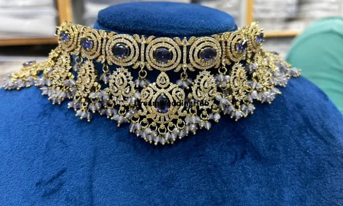 Dazzling queen imitation jewellery